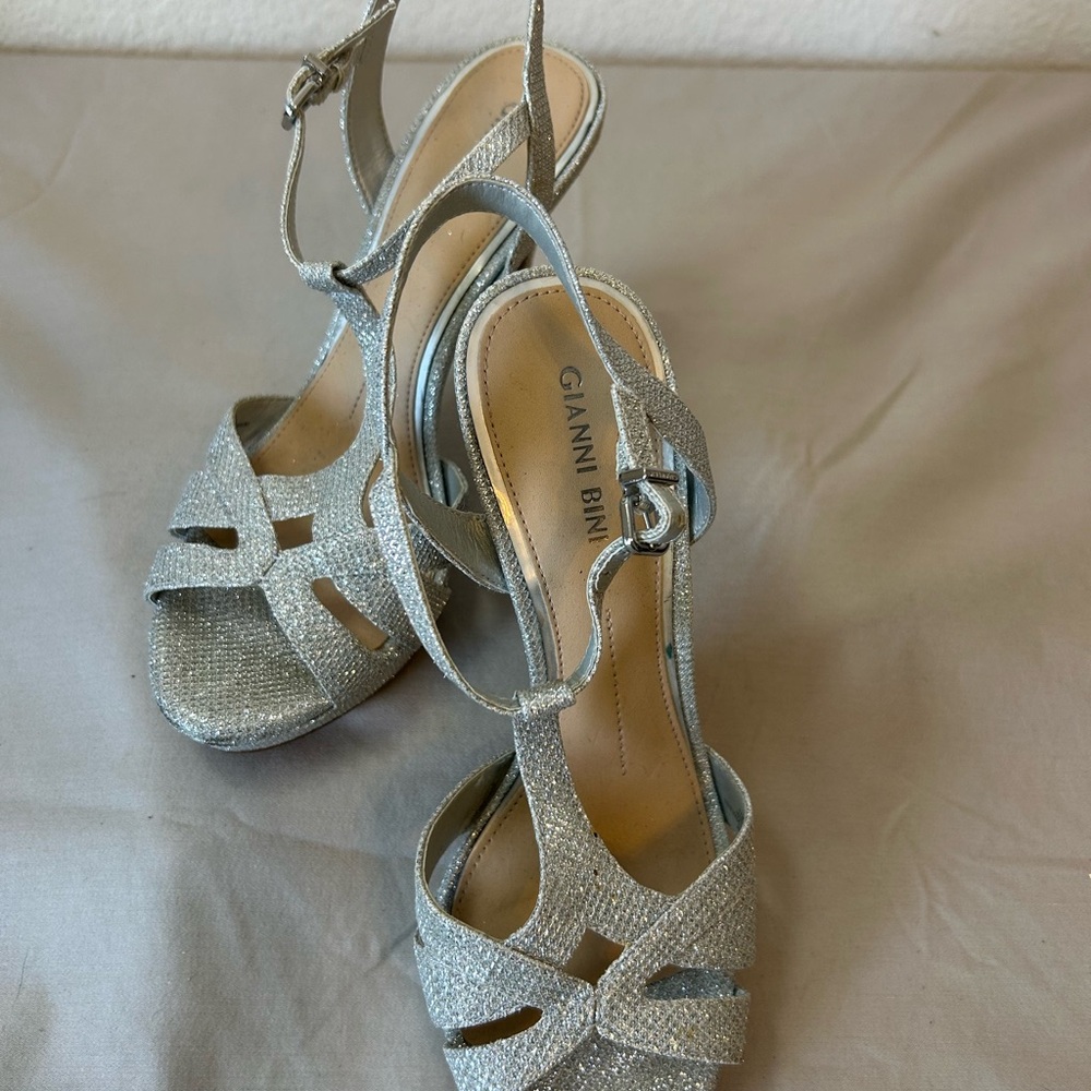 EUC Gianni Bini Glittering Silver Heels Holiday Christmas Party Evening‎ Size 8